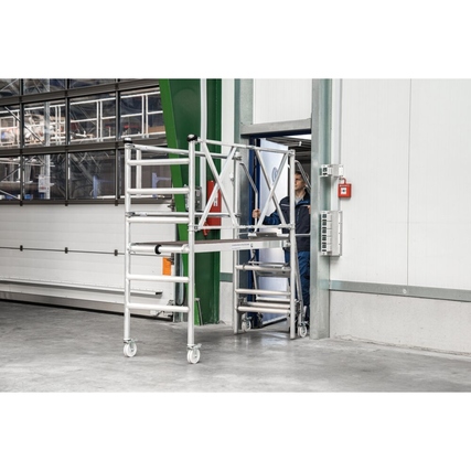 Rollgerüst mit Treppe und Hubrollen, im geöffneten Zustand durch eine Tür bewegt.