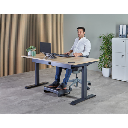 Fellowes® Notebookständer Alumia™ in Silber auf einem Schreibtisch mit Laptop und Stuhl.