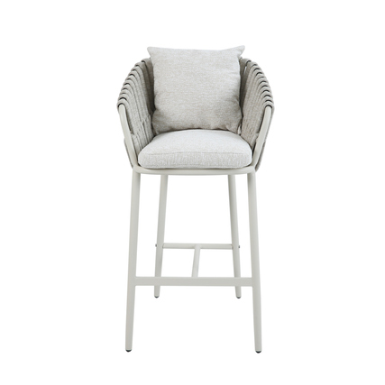 Barhocker mit leichtem Gestell, gepolsterter Sitzfläche und Kissen in sandfarbener Optik.