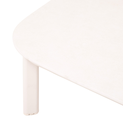 Beistelltisch mit sandfarbener Oberfläche und eleganten, abgerundeten Kanten.