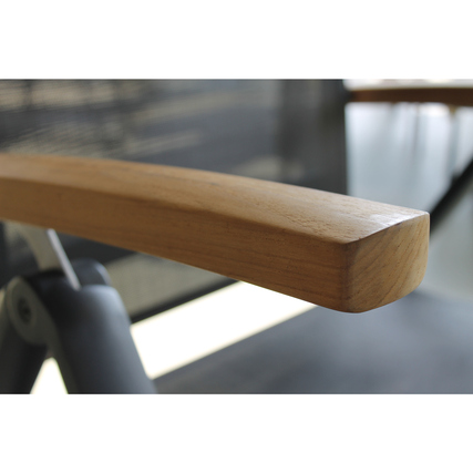 Teakholz-Armlehne eines anthrazitfarbenen Klappstuhls mit ergonomischem Design.