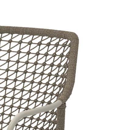 Detailansicht der Rückenlehne eines sandfarbenen Gartenstuhls mit Seilstruktur.