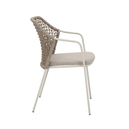 Seitenansicht des BEST Gartenstuhls Burano in sandfarbener Ausführung mit Seilrückenlehne.