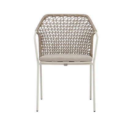 Gartenstuhl mit gestreifter Rückenlehne aus Seil und beigem Sitzkissen auf einem weißen Gestell.