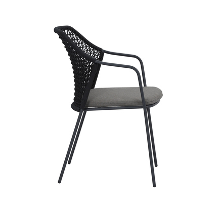 Anthrazitfarbenen Gartenstuhl Burano mit eleganter Rückenlehne und Sitzkissen in Seitenansicht.