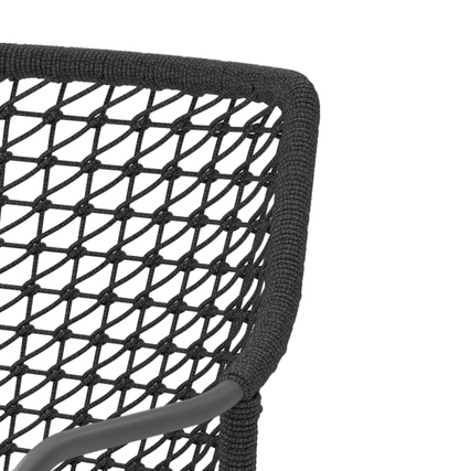 Detailansicht des Gartenstuhls Burano mit Netzstruktur und schwarzem Rahmen.