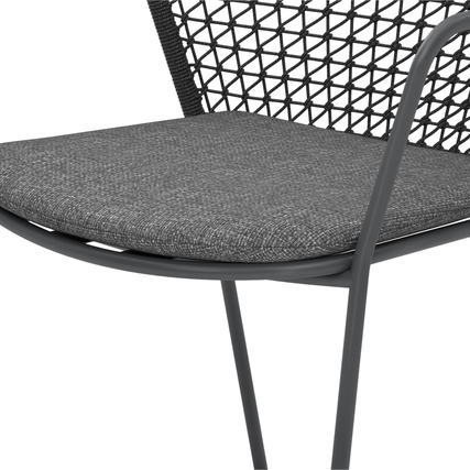 Gartenstuhl in anthrazit mit einem gepolsterten Sitzkissen und eleganter Rückenlehne aus Seil.