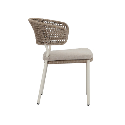 Beige Gartenstuhl mit gewebter Rückenlehne und gepolsterter Sitzfläche, Seitenansicht.