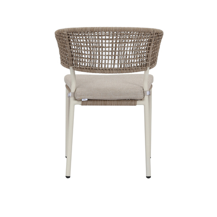 Gartenstuhl mit gewebter Rückenlehne und Sitzkissen, von hinten sichtbar.