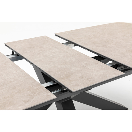 Ausziehbarer Gartentisch in Anthrazit mit cremefarbenen Tischplatten und stabiler X-förmiger Basis.