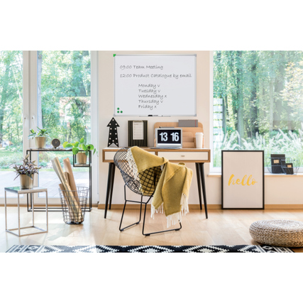 Whiteboard mit Notizen, integriert in ein modernes Raumambiente mit Stuhl und Dekoration.