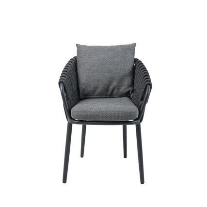 Gartenstuhl in Anthrazit mit Kissen und geflochtener Rückenlehne.