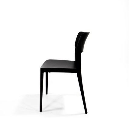 Schwarzer Gartenstuhl Wing in Seitenansicht, mit modernem Design und eleganten Linien.
