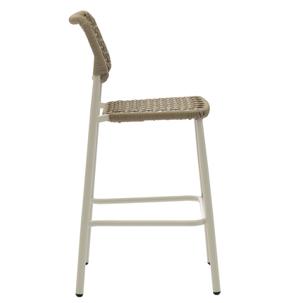 Barhocker mit geflochtener Sitzfläche und Rückenlehne in Sandfarbe, Seitenansicht.