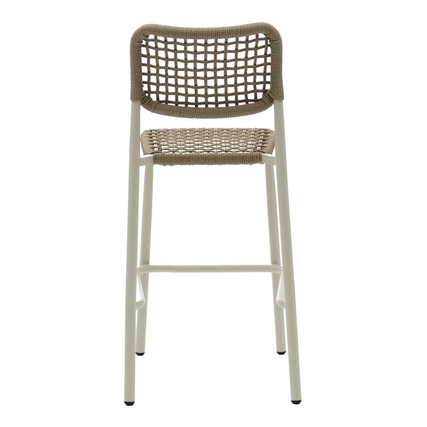 Barhocker mit rückenfreier Geflechtstruktur in sandfarbenem Design und stabilen Beinen.