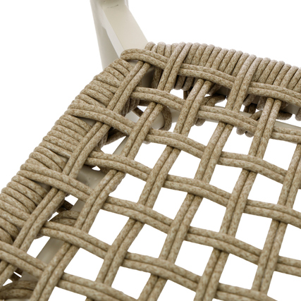 Barhocker mit geflochtenem Sitz in sandfarbener Ausführung.