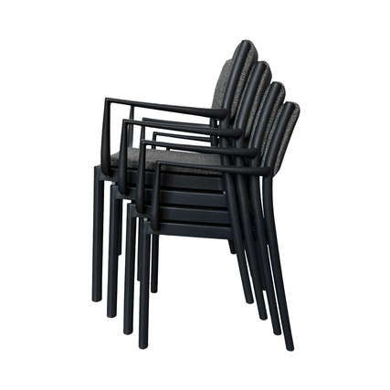 Stapelbare Gartenstühle in Schwarz mit Armlehnen, nebeneinander stehend.