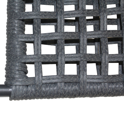 Detailansicht des Geflechts eines schwarzen Gartenstuhls von FEROS.