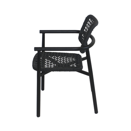 Schwarzer Gartenstuhl mit geflochtener Sitzfläche und Armlehnen, seitliche Ansicht.