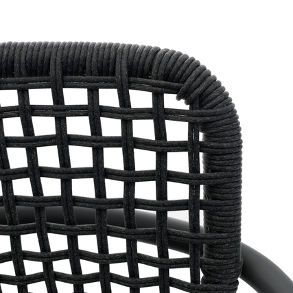 Schwarzer Gartenstuhl mit geflochtenem Rücken aus strapazierfähigem Material.