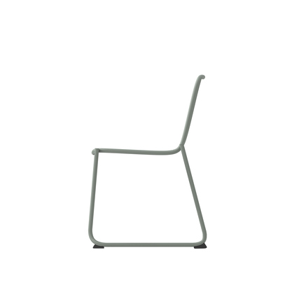 Grüner Gartenstuhl Mase von FEROS in seitlicher Ansicht mit klarer, moderner Linienführung.