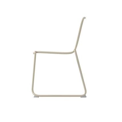 Seitenansicht eines sandfarbenen Gartenstuhls aus Stahl mit modernem Design.