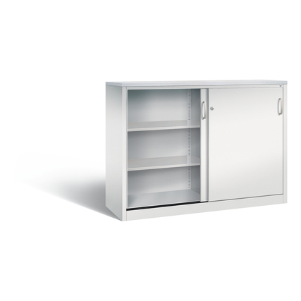 Stahl-Schiebetürenschrank in lichtgrau mit einer Tür und mehreren Innenregalen.