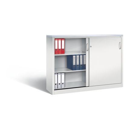 Stahl-Schiebetürenschrank in lichtgrau mit einem offenen Regal und einer geschlossenen Tür.