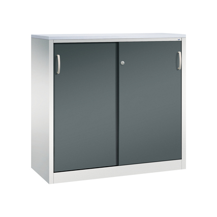 C+P Schiebetürenschrank Acurado 1.200 x 1.200 x 500 mm (B x H x T) 2 Fachböden Stahl Farbe der Front: schwarzgrau Farbe des Korpus: lichtgrau