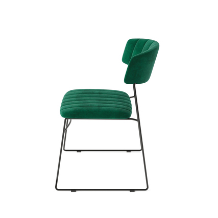 Grüner Veloursstuhl mit modernem Design und schwarzem Gestell in Seitenansicht.