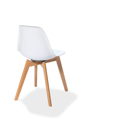 Weißer Stuhl mit Holzbeinen, seitlich und leicht von hinten fotografiert.