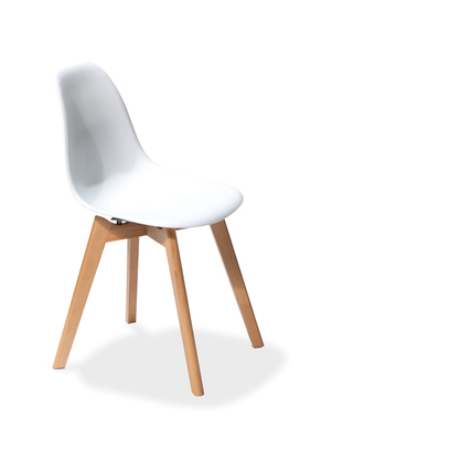 Weißer Stuhl mit Holzgestell und modernen, eleganten Linien auf hellem Hintergrund.