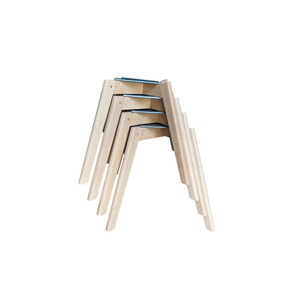 Stapelbare Stuhlgestelle in hellem Holz, übereinander gestapelt.