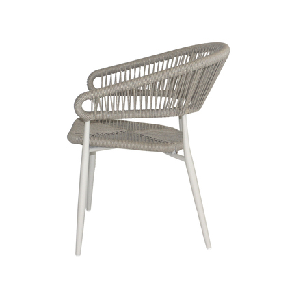 Stuhl mit weißem Aluminiumgestell und wetterfester, sandfarbener Sitzfläche aus Geflecht, seitlich.