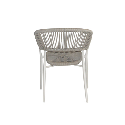 Stuhl in sandfarbenem Polyethylen-Geflecht mit weißem Aluminiumgestell, Rückansicht.