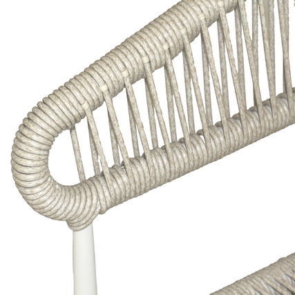 Runder Stuhl mit einem stabilen Aluminiumgestell und wetterfester Sitzfläche aus Geflecht.