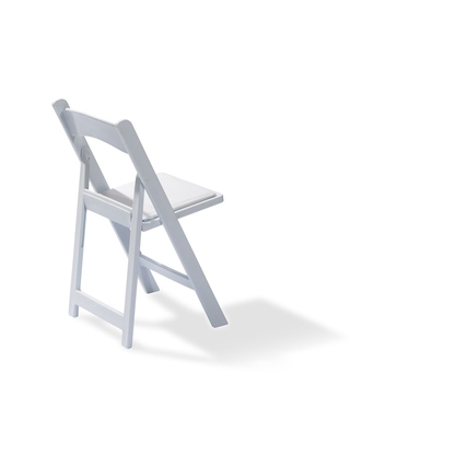 Klappstuhl in Weiß mit abnehmbaren Kissen, auf die Rückansicht fokussiert.