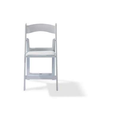 Weißer Klappstuhl mit abnehmbarem Kissen, frontal abgebildet auf weißem Hintergrund.