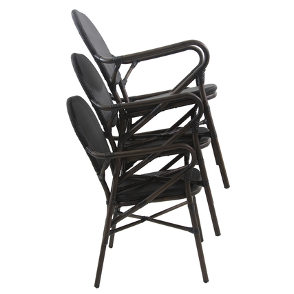 Stapelte Stühle mit Aluminiumrahmen in Bambus-Optik, seitliche Ansicht.