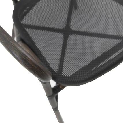 Bistrostuhl mit Aluminiumrahmen in Bambus-Optik und einer Sitzfläche aus Netzmaterial.