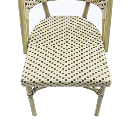 Stapelbarer Bistrostuhl aus Polyrattan in weiß/schwarz mit klassischem Design.