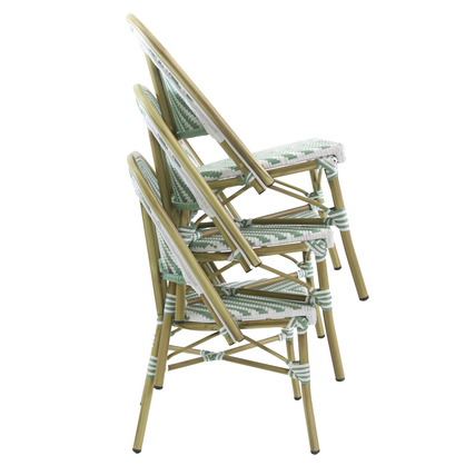 Stapelbare Bistrostühle aus Polyrattan in natürlichem Design, nebeneinander angeordnet.