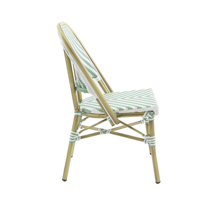 Seitenansicht eines stapelbaren Stuhls aus Polyrattan in naturfarben.
