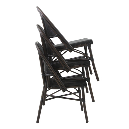 Stapelbare Stühle in Wenge- und Schwarzton, nebeneinander als Anwendung gezeigt.