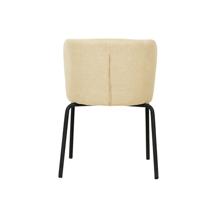Hinteransicht eines beige gepolsterten Stuhls mit schwarzem Metallrahmen.