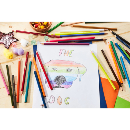 Buntstifte liegen um ein gemaltes Bild auf einem Tisch, umgeben von weiteren Bastelmaterialien.