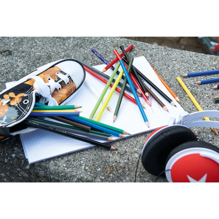 Ein Schuh liegt neben einem Blatt Papier, umgeben von bunten Buntstiften und Kopfhörern.