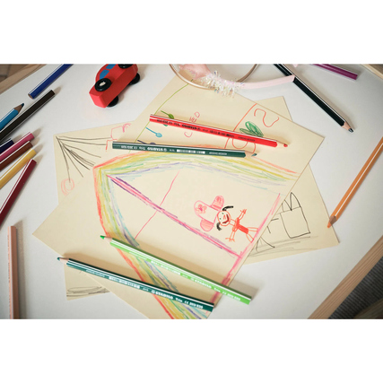 Buntstifte in verschiedenen Farben liegen um Zeichnungen auf einem Tisch mit Spielzeug.