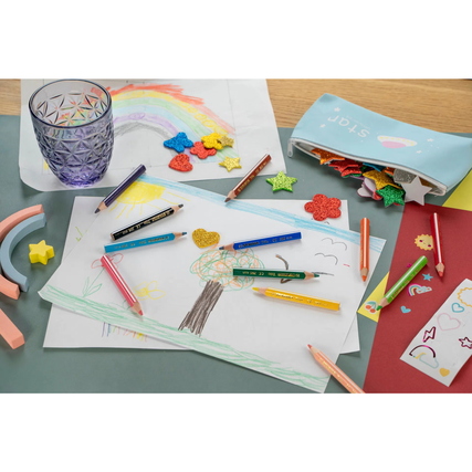 Buntstifte und Bastelutensilien auf einem Tisch mit Kinderzeichnungen und einem Glas Wasser.