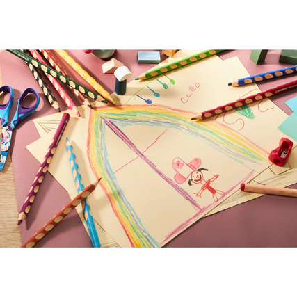 STABILO Buntstifte in verschiedenen Farben liegen neben bunten Zeichnungen auf einem Tisch.